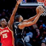Touché à un genou, Clint Capela (gauche) n'a pas été aligné samedi à Cleveland KEYSTONE/EPA/ERIK S. LESSER